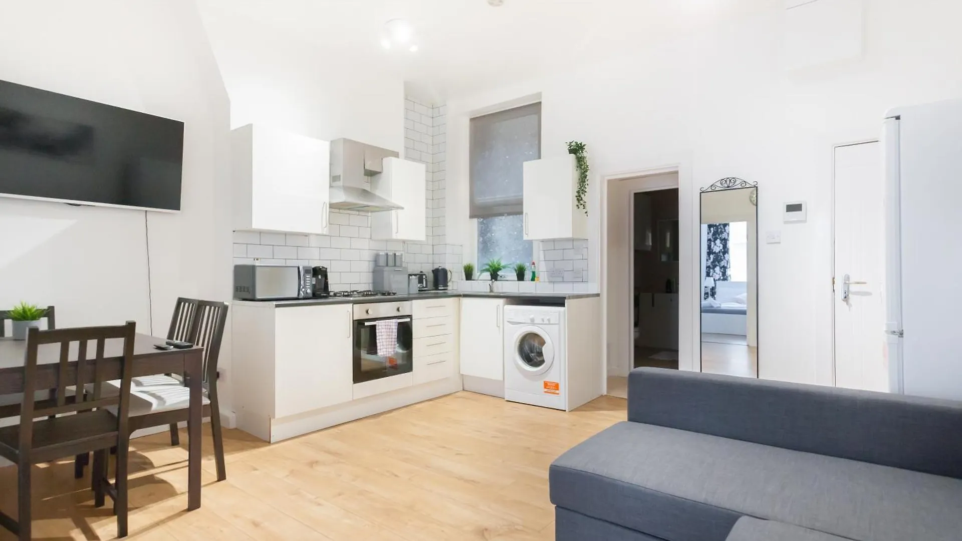 Brilliant 2 Bedrooms Flat Next To The Station London Apartment