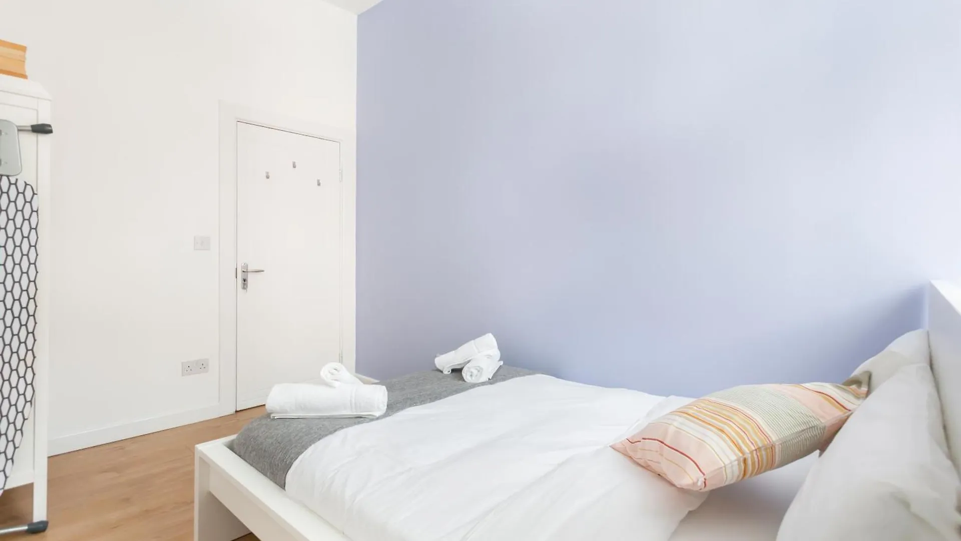 Brilliant 2 Bedrooms Flat Next To The Station London 0*,