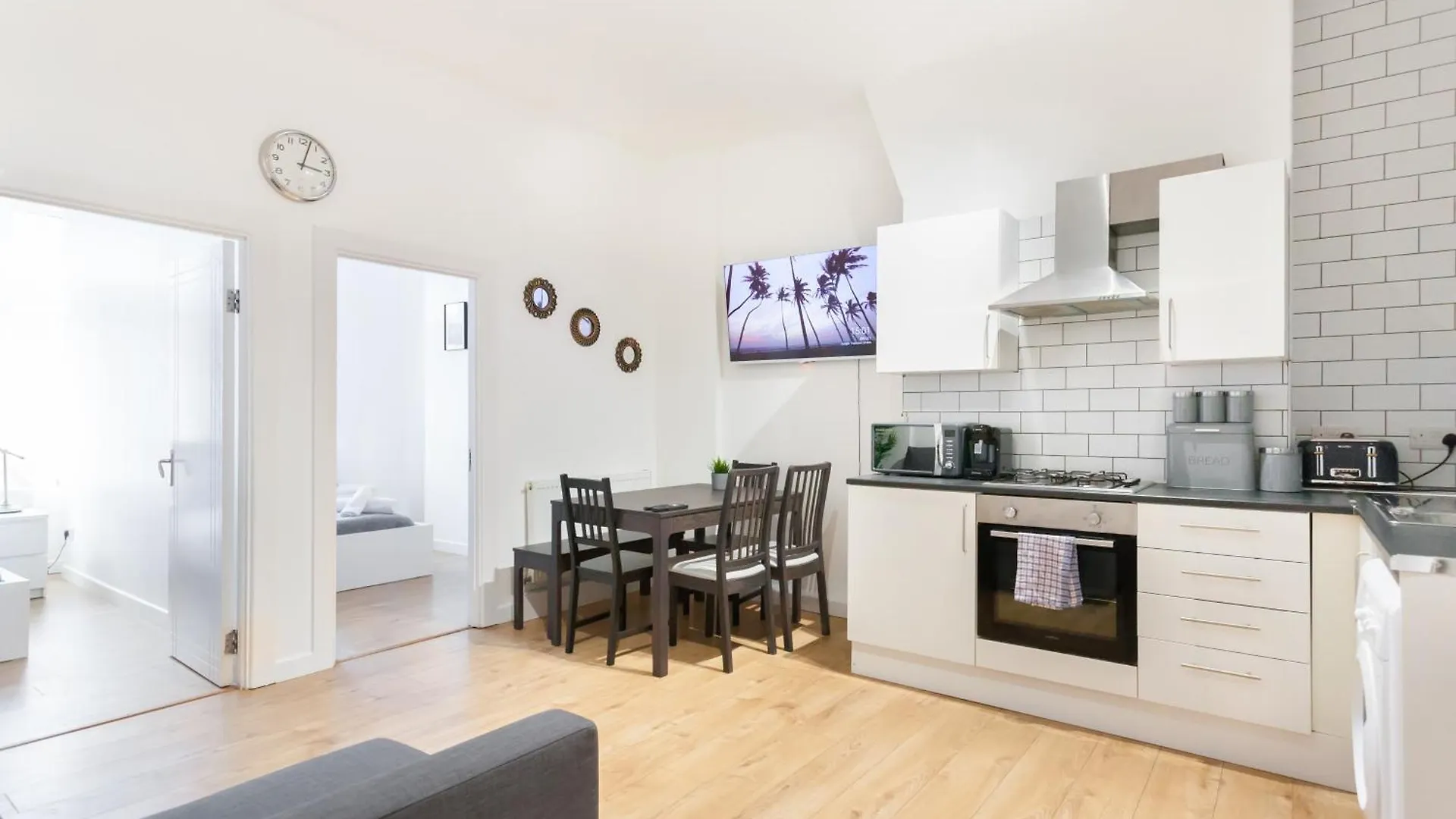 Brilliant 2 Bedrooms Flat Next To The Station London
